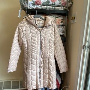 1 winter coat for sale. Regular women size.